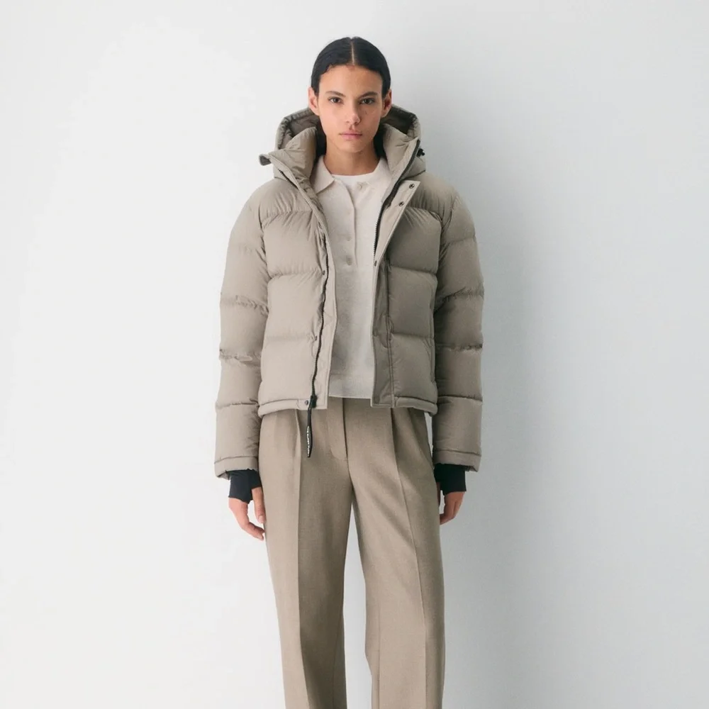 Aritzia The Super Puff™ Shorty - cliMATTE™
XXS taupe (price is firm) - Picture 2 of 9